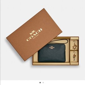 Coach wristlet set. Forest green. NWT